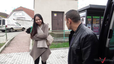 Cewek Asia butuh tumpangan yang suka diberikan oleh cowok horny di dalam van