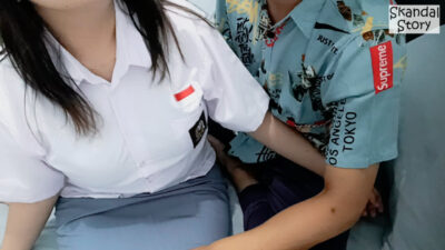 Guru Biologi Memberikan Latihan kepada Siswa,