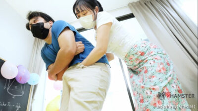 Guru Les Privatnya Sangat Hormat Saat Mengajar