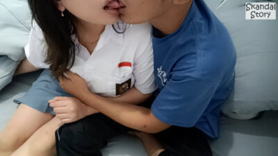 Terlambat kuliah dan bahkan pergi ke rumah pacarnya